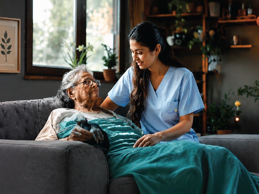 A Saarthi Parivaar caregiver supporting an elderly patient at home